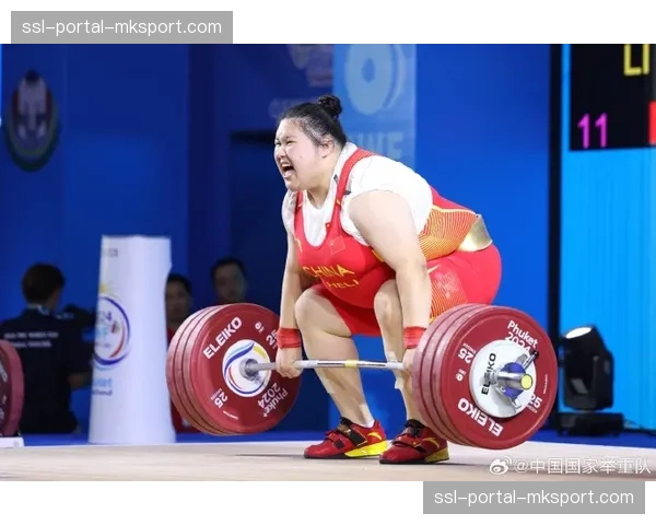 举重世界杯后台花絮：运动员交换徽章，中国“熊猫”主题最受欢迎