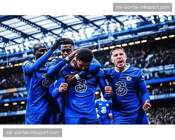 特写：争议判罚后，布伦特福德主帅在场边与第四官员激烈争论